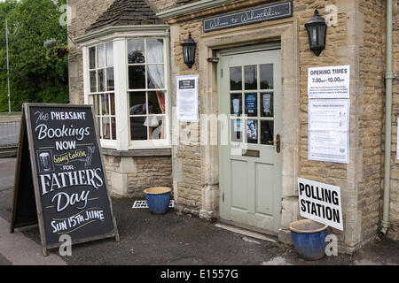 CHIPPENHAM, UK, 22. Mai 2014. Das Fasan Public House hat er ist wieder Bar in einem Wahllokal für die Wahlen zum Europäischen Parlament 2014 umgewandelt. Bildnachweis: Lynchpics/Alamy Live-Nachrichten Stockfoto