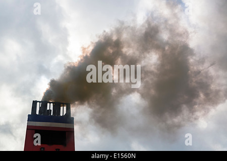 Dunkler Rauch aus irischen Fähre Stockfoto