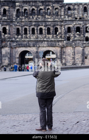 Tourist unter Bild der Porta Nigra, Trier, Deutschland Stockfoto