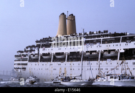 AJAXNETPHOTO. 11TH. JULI 1982.SOUTHAMPTON, ENGLAND.- WAL KEHRT ZURÜCK-S.S.CANBERRA, ACQUISITIONGED, DIE WÄHREND DES FALKLAND-KONFLIKTS ALS TRUPPENSCHIFF EINGESETZT WURDE, KEHRT IN BEGLEITUNG EINER RIESIGEN FLOTTE VON BRUNNENFISCHERN NACH HAUSE ZURÜCK. FOTO: JONATHAN EASTLAND/AJAX. REF:CD 21103 1 02.HD LIN CAN. Stockfoto