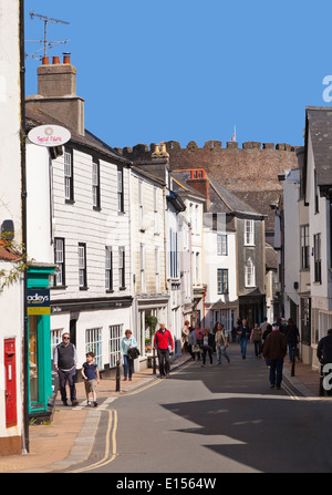 Blick auf die Burg von Totnes betrachtet aus dem Süden entlang Zisterne Street, Totnes, Devon, UK Stockfoto