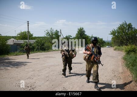 Donezk, Ukraine. 22. Mai 2014. Einheimischen Aufständischen Männer evakuieren von vorne am Stadtrand von Lysychansk in Donezk, Ukraine, 22. Mai 2014. Mindestens 13 ukrainische Soldaten wurden in einem Rebellenangriff auf einen ukrainischen militärischen Kontrollpunkt in der östlichen Region Donezk frühen Donnerstagmorgen getötet des Landes amtierende Präsident Alexandr Turchynov sagte. Bildnachweis: Dai Tianfang/Xinhua/Alamy Live-Nachrichten Stockfoto