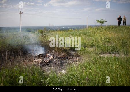 Donezk, Ukraine. 22. Mai 2014. Anwohner stehen im Gebiet am Stadtrand von Lysychansk in Donezk, Ukraine, 22. Mai 2014. Mindestens 13 ukrainische Soldaten wurden in einem Rebellenangriff auf einen ukrainischen militärischen Kontrollpunkt in der östlichen Region Donezk frühen Donnerstagmorgen getötet des Landes amtierende Präsident Alexandr Turchynov sagte. Bildnachweis: Dai Tianfang/Xinhua/Alamy Live-Nachrichten Stockfoto