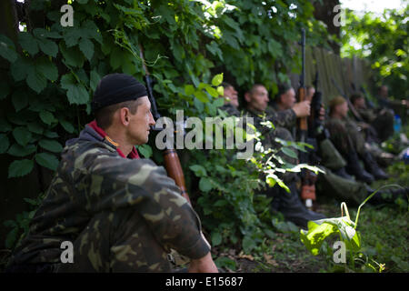 Donezk, Ukraine. 22. Mai 2014. Lokalen Aufständischen Männer sind im Wald am Stadtrand von Lissitschansk in Donezk, Ukraine, 22. Mai 2014 gesehen. Mindestens 13 ukrainische Soldaten wurden in einem Rebellenangriff auf einen ukrainischen militärischen Kontrollpunkt in der östlichen Region Donezk frühen Donnerstagmorgen getötet des Landes amtierende Präsident Alexandr Turchynov sagte. Bildnachweis: Dai Tianfang/Xinhua/Alamy Live-Nachrichten Stockfoto