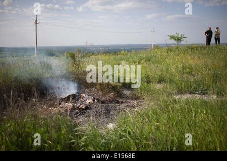 Donezk, Ukraine. 22. Mai 2014. Anwohner stehen im Gebiet am Stadtrand von Lissitschansk in Donezk, Ukraine, 22. Mai 2014. Mindestens 13 ukrainische Soldaten wurden in einem Rebellenangriff auf einen ukrainischen militärischen Kontrollpunkt in der östlichen Region Donezk frühen Donnerstagmorgen getötet des Landes amtierende Präsident Alexandr Turchynov sagte. Bildnachweis: Dai Tianfang/Xinhua/Alamy Live-Nachrichten Stockfoto