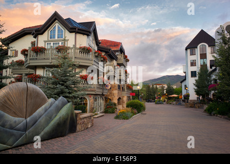 Hauptstraße in Vail Village mit Sonnenaufgang. Vail, Colorado Stockfoto
