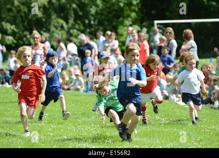 Grundschule Sport Tag Jungs laufen Rennen Uk Stockfoto