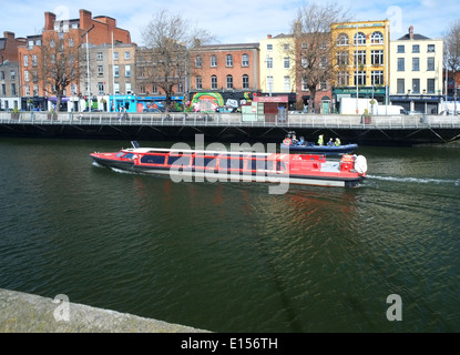 Geist der Docklands Tour Boot auf dem Fluss Liffey Dublin Stockfoto