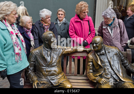 Eine Gruppe von älteren Damen sammeln sich um die "Verbündeten" Skulptur, Bond Street, London Stockfoto