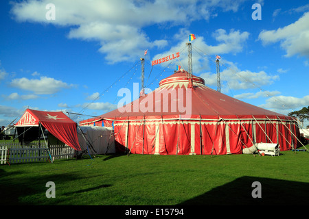 Russells International Circus, UK Wanderzirkus zeigt, Grand Chapiteau Zelt, Norfolk, England Stockfoto