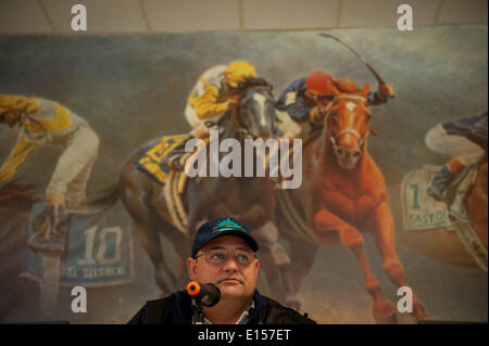 Elmont, New York, USA. 22. Mai 2014. Assistent Trainer ALAN SHERMAN erläutert Kentucky Derby und Preakness Gewinner Kalifornien Chrome im Belmont Park, Donnerstag, 22. Mai 2014. Kalifornien Chrome ist eine Hoffnung in 146 Belmont Stakes, 7.Juni ausgeführt. Bildnachweis: Bryan Smith/ZUMAPRESS.com/Alamy Live-Nachrichten Stockfoto