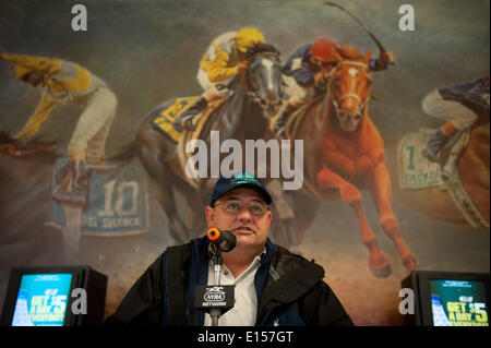 Elmont, New York, USA. 22. Mai 2014. Assistent Trainer ALAN SHERMAN erläutert Kentucky Derby und Preakness Gewinner Kalifornien Chrome im Belmont Park, Donnerstag, 22. Mai 2014. Kalifornien Chrome ist eine Hoffnung in 146 Belmont Stakes, 7.Juni ausgeführt. Bildnachweis: Bryan Smith/ZUMAPRESS.com/Alamy Live-Nachrichten Stockfoto