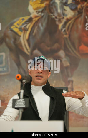 Elmont, New York, USA. 22. Mai 2014. Übung-Fahrer WILLIE DELGADO erläutert Kentucky Derby und Preakness Gewinner Kalifornien Chrome im Belmont Park, Donnerstag, 22. Mai 2014. Kalifornien Chrome ist eine Hoffnung in 146 Belmont Stakes, 7.Juni ausgeführt. Bildnachweis: Bryan Smith/ZUMAPRESS.com/Alamy Live-Nachrichten Stockfoto