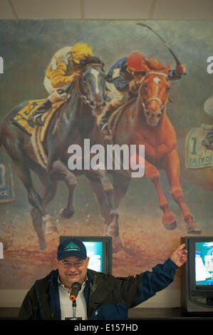 Elmont, New York, USA. 22. Mai 2014. Assistent Trainer ALAN SHERMAN erläutert Kentucky Derby und Preakness Gewinner Kalifornien Chrome im Belmont Park, Donnerstag, 22. Mai 2014. Kalifornien Chrome ist eine Hoffnung in 146 Belmont Stakes, 7.Juni ausgeführt. Bildnachweis: Bryan Smith/ZUMAPRESS.com/Alamy Live-Nachrichten Stockfoto