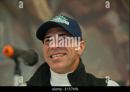 Elmont, New York, USA. 22. Mai 2014. Übung-Fahrer WILLIE DELGADO erläutert Kentucky Derby und Preakness Gewinner Kalifornien Chrome im Belmont Park, Donnerstag, 22. Mai 2014. Kalifornien Chrome ist eine Hoffnung in 146 Belmont Stakes, 7.Juni ausgeführt. Bildnachweis: Bryan Smith/ZUMAPRESS.com/Alamy Live-Nachrichten Stockfoto