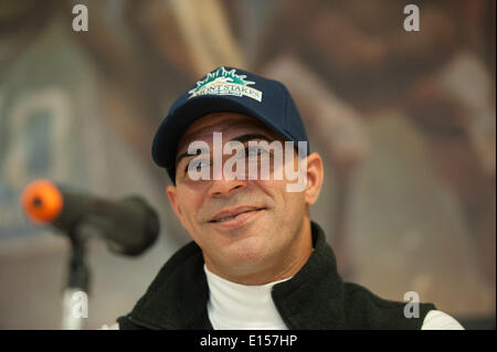 Elmont, New York, USA. 22. Mai 2014. Übung-Fahrer WILLIE DELGADO erläutert Kentucky Derby und Preakness Gewinner Kalifornien Chrome im Belmont Park, Donnerstag, 22. Mai 2014. Kalifornien Chrome ist eine Hoffnung in 146 Belmont Stakes, 7.Juni ausgeführt. Bildnachweis: Bryan Smith/ZUMAPRESS.com/Alamy Live-Nachrichten Stockfoto