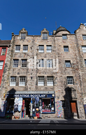 Traditionelle Architektur und eine schottische Souvenir-Geschenk-Shop auf der Royal Mile, Edinburgh Stockfoto