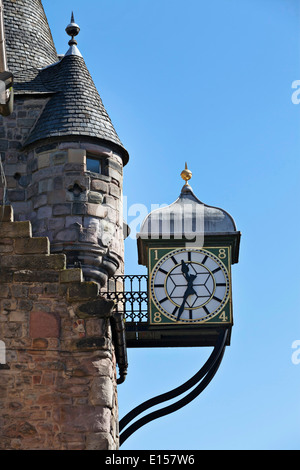 Die Tolbooth Uhr auf der Royal Mile in Edinburgh Stockfoto