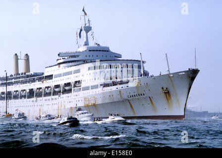 AJAXNETPHOTO.11TH JULI 1982. SOUTHAMPTON, ENGLAND. -WAL KEHRT ZURÜCK - S.S.CANBERRA, UMLAUFZEITEN VON MOD ZU DIENEN ALS EINE RIESIGE FLOTTE VON GÖNNERN EIN TRUPPENTRANSPORTER WÄHREND DES FALKLAND-KONFLIKT, KEHRT NACH SOUTHAMPTON BEGLEITET. FOTO: JONATHAN EASTLAND/AJAX.  REF: CD 21103 1 05.HD LIN CAN Stockfoto