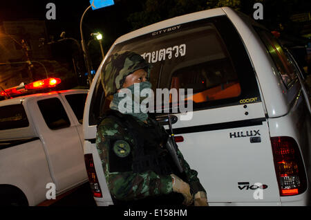 Bangkok, Thailand. 21. April 2014. Thai Militär weiter Tausende von anti-Regierungs-Demonstranten vom Zentrum von Bangkok auf Busse geliefert am zweiten Tag, den der Putsch erzwungen wurde. Alle großen Sender übernommen und Bangkok ist auf einer 22:00 bis 05:00 Sperrstunde gelegt worden. George Nickels/NurPhoto/ZUMAPRESS.com/Alamy © Live-Nachrichten Stockfoto