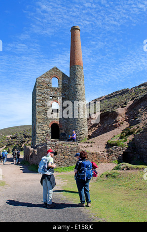 Touristen bewundern das Maschinenhaus auf der alten Towanroath Zinn-MIne in der Nähe von Extrameldung in Cornwall, Großbritannien Stockfoto