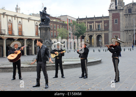 Mariachis begleitenden Sänger in der Plaza de Santo Domingo im Centro Historico, Mexiko-Stadt Stockfoto