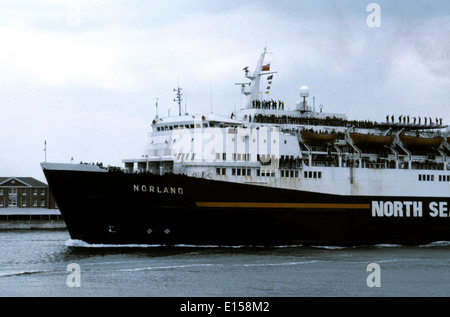 AJAXNETPHOTO. 26. APRIL1982. PORTSMOUTH, ENGLAND-FALKLAND TRUPPENTRANSPORTER. NORTH SEA FERRIES NORLAND SEGEL FÜR DEN SÜDATLANTIK. FOTO: JONATHAN EASTLAND/AJAX REF: 909399 Stockfoto