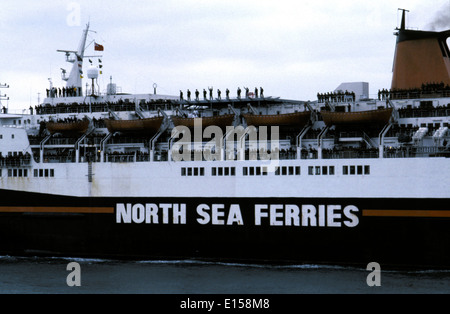 AJAXNETPHOTO. 26. APRIL1982. PORTSMOUTH, ENGLAND-FALKLAND TRUPPENTRANSPORTER. NORTH SEA FERRIES NORLAND SEGEL FÜR DEN SÜDATLANTIK. FOTO: JONATHAN EASTLAND/AJAX REF: 909402 Stockfoto