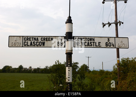 alte Millhill Metall a6071 Routenmarker in der ehemaligen Cumberland Grafschaft an der Schottland-England Grenze jetzt in cumbria Stockfoto