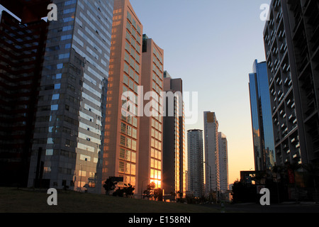 Sonnenaufgang zwischen den hoch modernen Wolkenkratzern in der Geschäft Bezirk von Santa Fe in Mexiko-Stadt Stockfoto