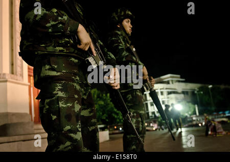 Bangkok, Thailand. 21. April 2014. Thai Militär weiter Tausende von anti-Regierungs-Demonstranten vom Zentrum von Bangkok auf Busse geliefert am zweiten Tag, den der Putsch erzwungen wurde. Alle großen Sender übernommen und Bangkok ist auf einer 22:00 bis 05:00 Sperrstunde gelegt worden. George Nickels/NurPhoto/ZUMAPRESS.com/Alamy © Live-Nachrichten Stockfoto