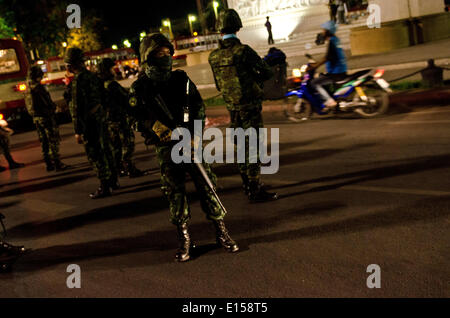 Bangkok, Thailand. 21. April 2014. Thai Militär weiter Tausende von anti-Regierungs-Demonstranten vom Zentrum von Bangkok auf Busse geliefert am zweiten Tag, den der Putsch erzwungen wurde. Alle großen Sender übernommen und Bangkok ist auf einer 22:00 bis 05:00 Sperrstunde gelegt worden. George Nickels/NurPhoto/ZUMAPRESS.com/Alamy © Live-Nachrichten Stockfoto