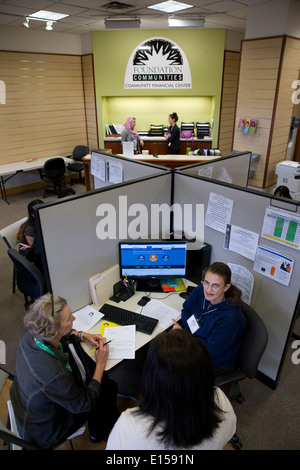 Gemeinschaft für lokale Non-Profit Gruppe freiwilliger meldet sich Kunden für die Krankenversicherung unter die bezahlbare Pflege Act in Austin TX Stockfoto