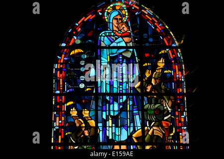 D-Day, Sainte-Mere-Eglise, Kirche mit Fallschirm-Denkmal für John Steele, Manche, Normandie, Frankreich Stockfoto