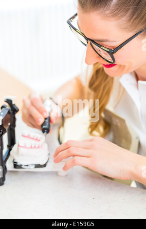 Zahntechniker, die Herstellung von Zahnersatz Stockfoto