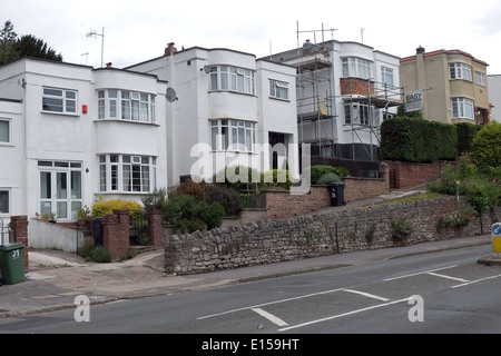 Sehr stilisierte modernistische Häuser aus den 1930er Jahren in einem Vorort von Bristol, Mai 2013 Stockfoto