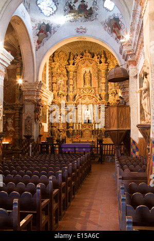 Interieur, Mission San Xavier del Bac (gegründet 1700, aktuelle Struktur 1797), Tucson, Arizona USA Stockfoto