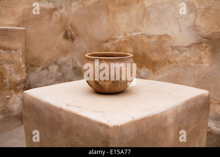 Ton-Topf auf Sockel, Getreidespeicher, Tumacacori National Historical Park, Arizona USA Stockfoto