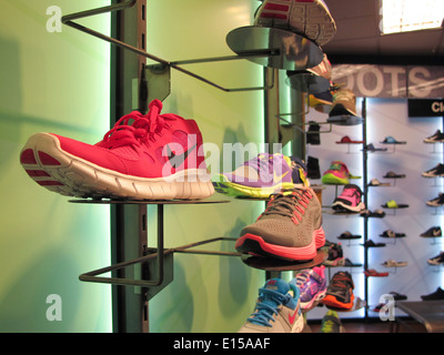 Athletic Footwear Wall mit Nikes mit Swoosh Logo, Modell's Sporting Goods Store Interieur, NYC Stockfoto