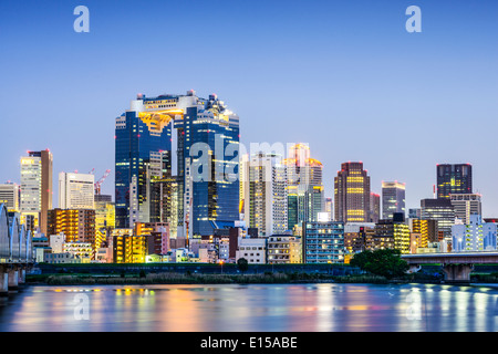Osaka, Japan Skyline bei Umeda aus über den Fluss Yodogawa. Stockfoto