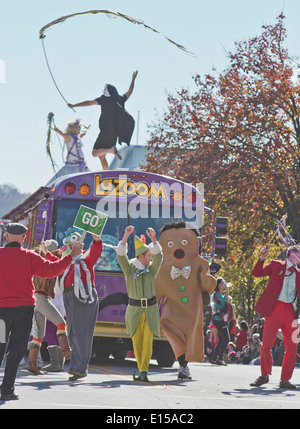 Der La Zoom-Komödie-Bus mit abgedrehten Charaktere in der jährlichen Asheville Christmas Parade als Schwester Bad Gewohnheit Lüftchen auf dem Dach Stockfoto