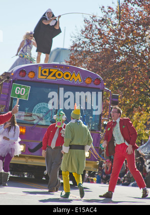 Der La Zoom-Komödie-Bus mit abgedrehten Charaktere in der jährlichen Asheville Christmas Parade als Schwester Bad Gewohnheit Lüftchen auf dem Dach Stockfoto