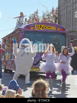 Die la zoom Komödie Bus mit zany Zeichen in der jährlichen Asheville Christmas Parade als Schwester schlechte Gewohnheit tollt auf dem Dach Stockfoto