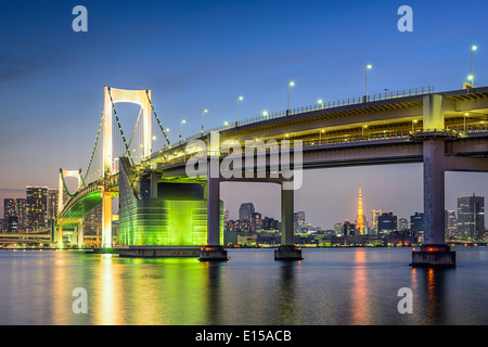Tokyo, Japan in Tokyo Bay und Regenbogen-Brücke.