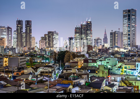 Tokyo, Japan-Bürogebäude in Shinjuku. Stockfoto