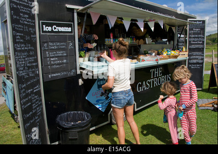 In Privatbesitz bantham Dorf und Strand in Devonshire. Auch gesehen ist der gastrobus und die Sloop Inn. Stockfoto