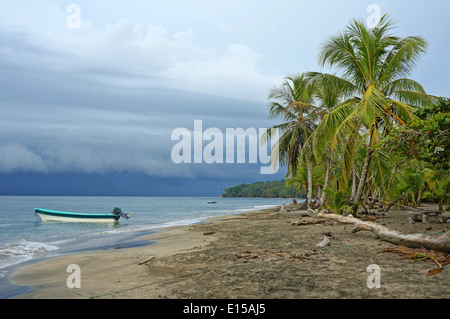 Karibik-Strand mit bedrohlichen Himmel und Wolken aus dem Meer, Costa Rica Stockfoto