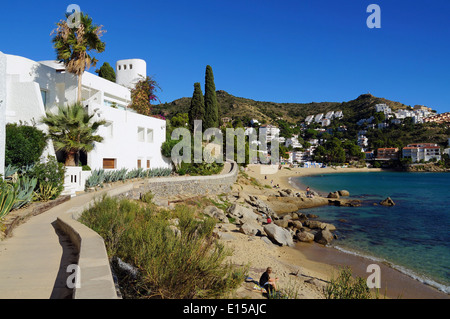 Fußweg an der Mittelmeer-Küste mit schönen Strand und Villa, Cala Canyelles Petites, Rosas, Costa Brava, Spanien Stockfoto