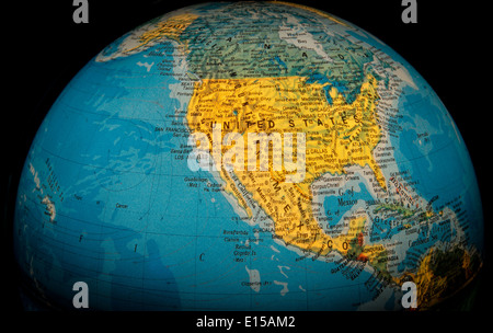Die Vereinigten Staaten auf einem Globus vor einem schwarzen Hintergrund beleuchtet. Stockfoto