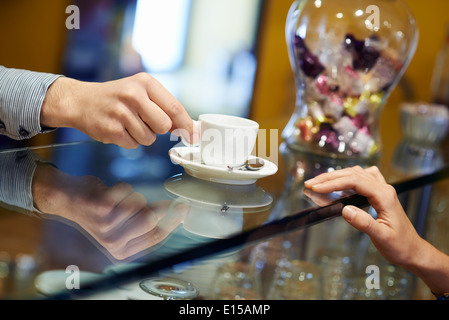 Leute in der Bar mit weiblichen Kunden Espresso Kaffee trinken und Barkeeper servieren Cup Stockfoto
